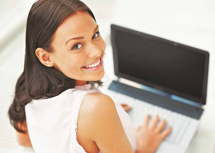 Работат. Девушка с компьютером улыбается. Модель девушка за компьютером. Девушка с улыбкой за комп. Девушка компьютер радость.